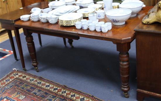 A mahogany extending dining table, L.150cm fully extended